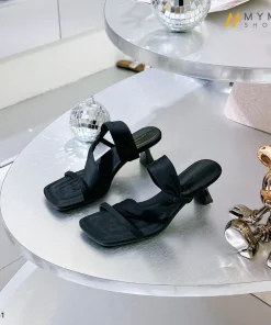 Guốc nữ BEE SHOES mũi vuông gót vuông cao 6 phân sẵn màu Kem Đen