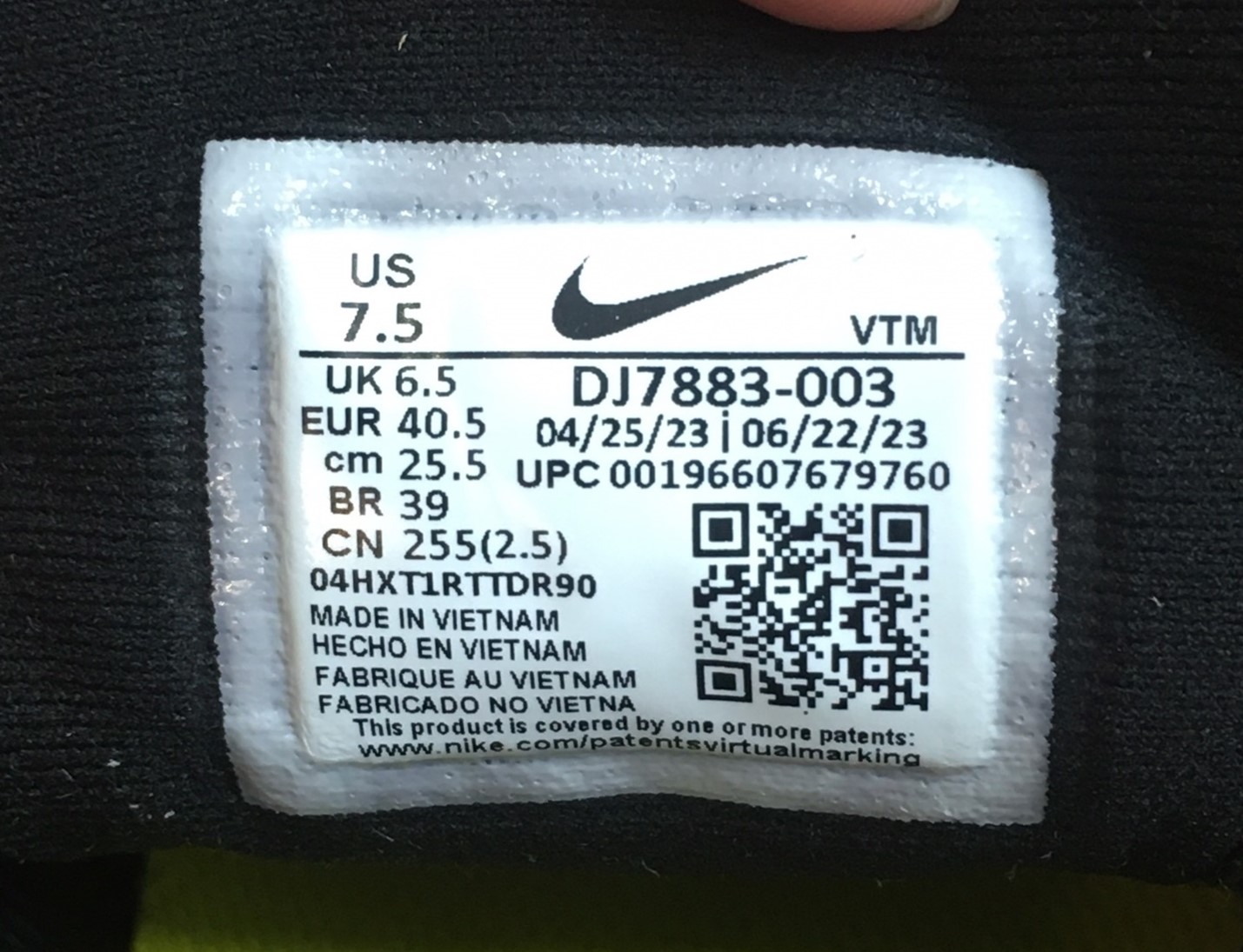 Phân biệt tem giày Nike chính hãng