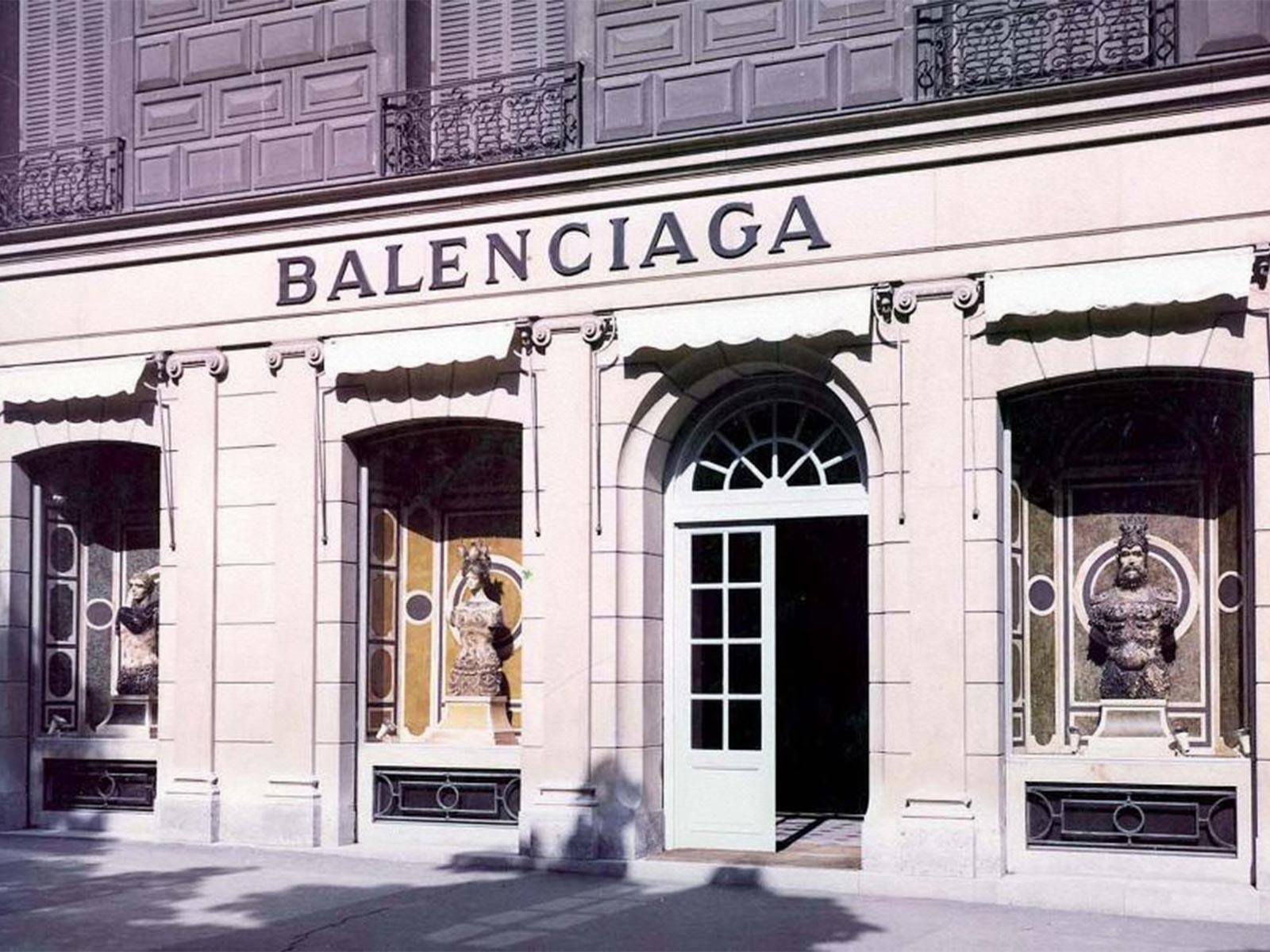Cửa hàng Balenciaga Paris